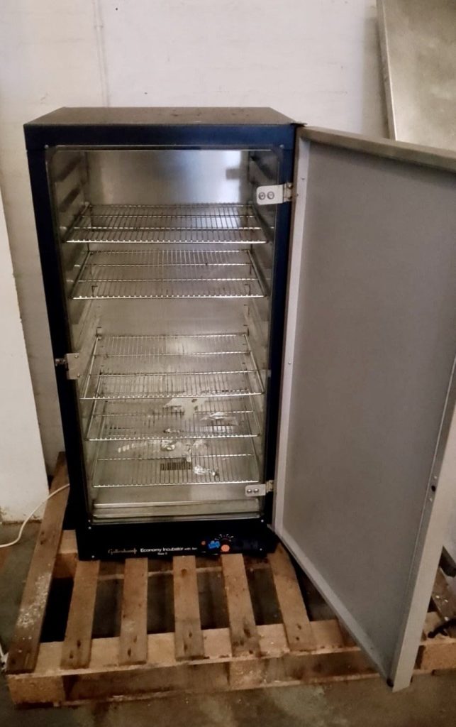 Gallenkamp Economy Incubator with Fan – Size 3 – Wales